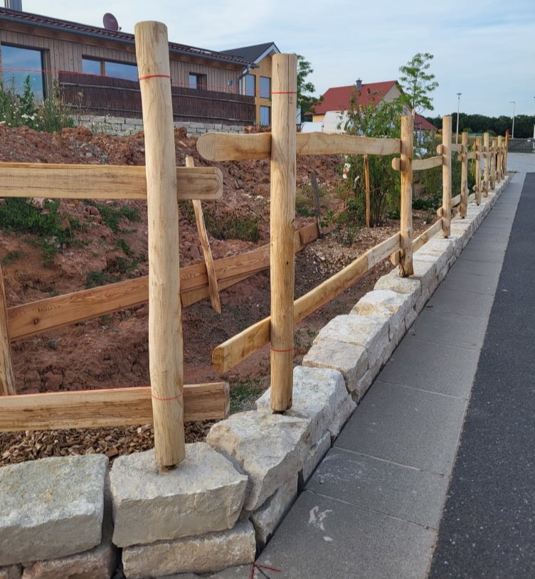 Holzpfähle / Zaunpfähle aus langlebigem Kastanienholz