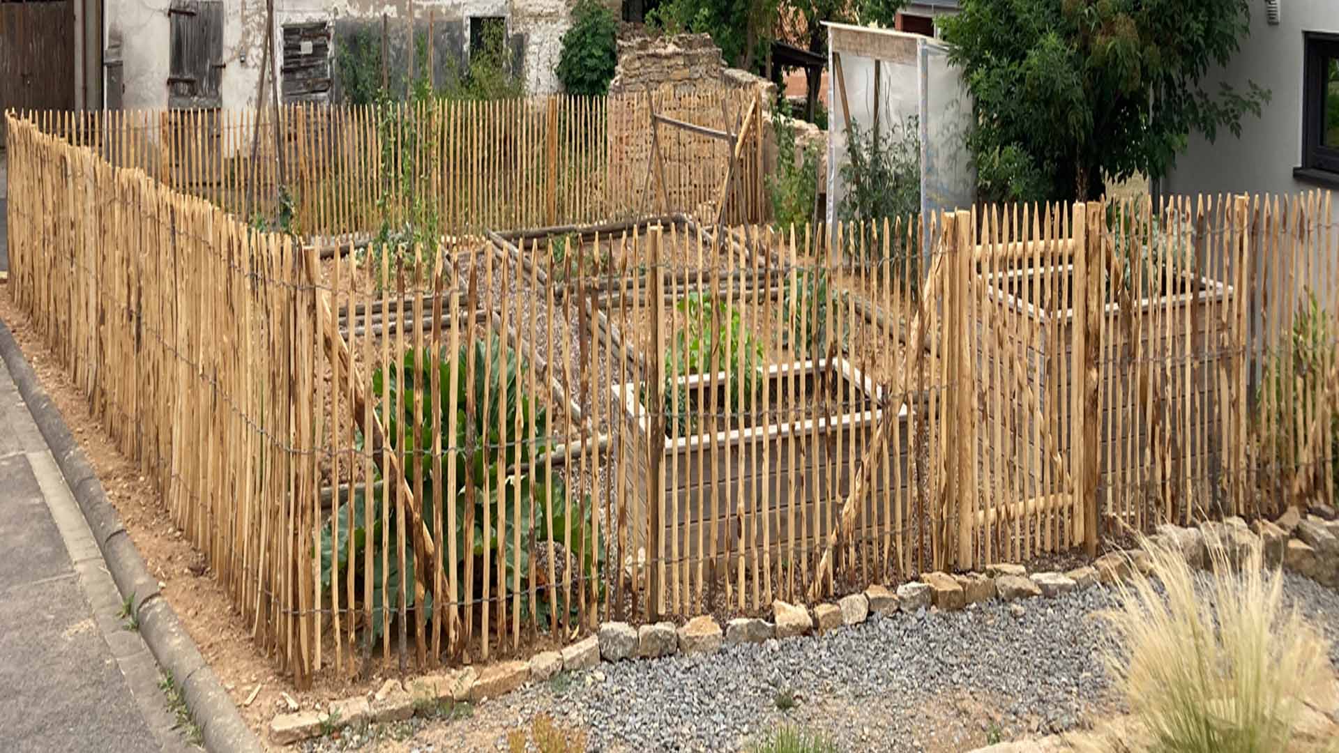 Bauerngarten anlegen kreative Gartengestaltung mit Holz