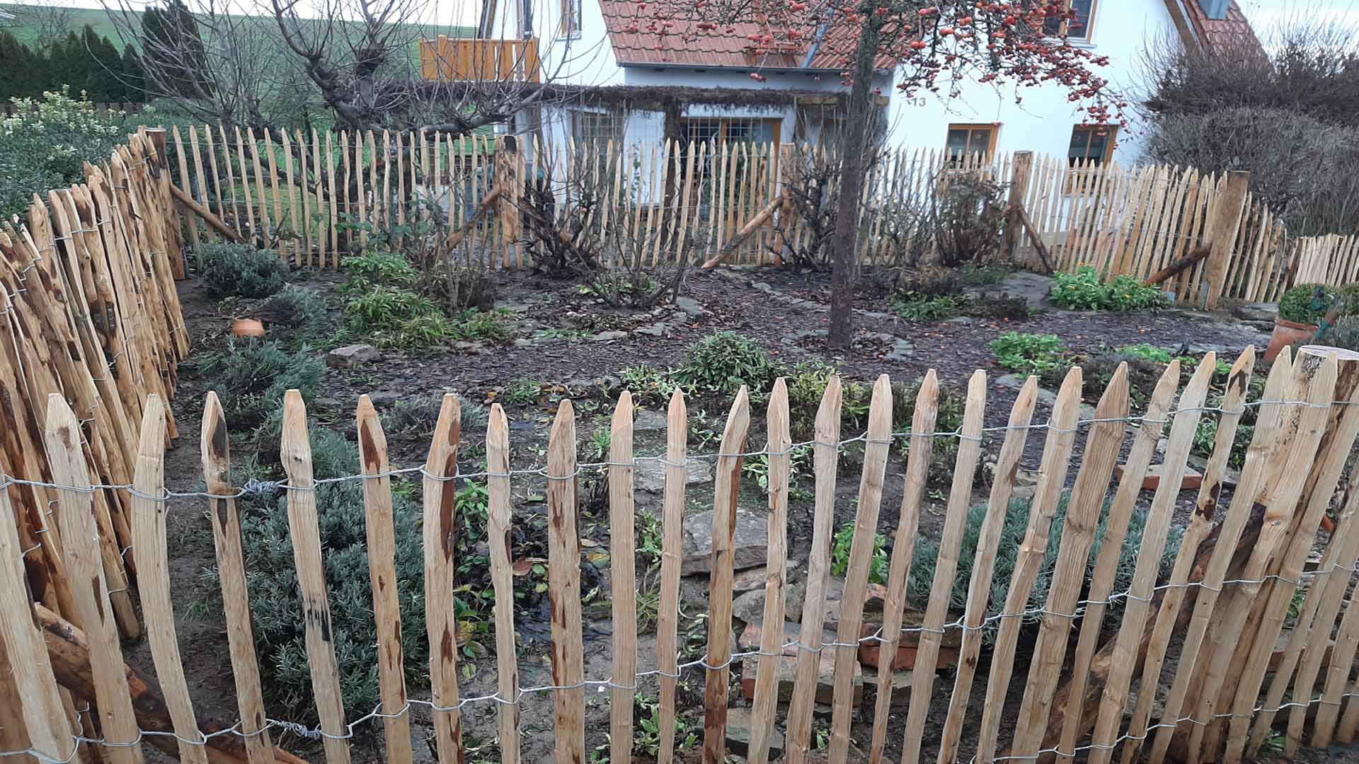 Staketenzaun für Bauerngarten, natürliche Grundstücksabgrenzung