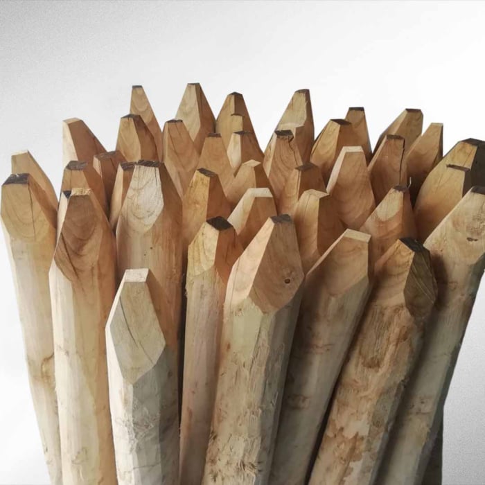 Hanichelstaketen: Langlebige Hanichelstaketen aus Kastanienholz, die eine natürliche und dauerhafte Alternative zum traditionellen Fichtenholz bieten