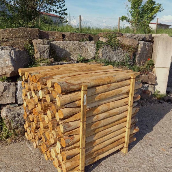 Kastanienholz Pfähle 125cm lang, Zaunpfahl naturgewachsen