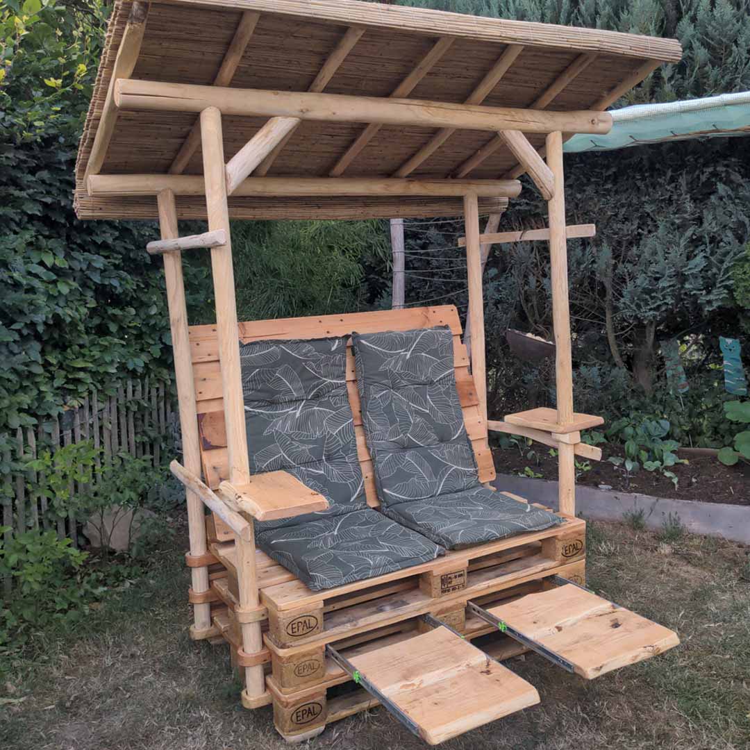 Gartenidee: Rustikales Palettensofa selber bauen | DIY Gartensofa aus Holz