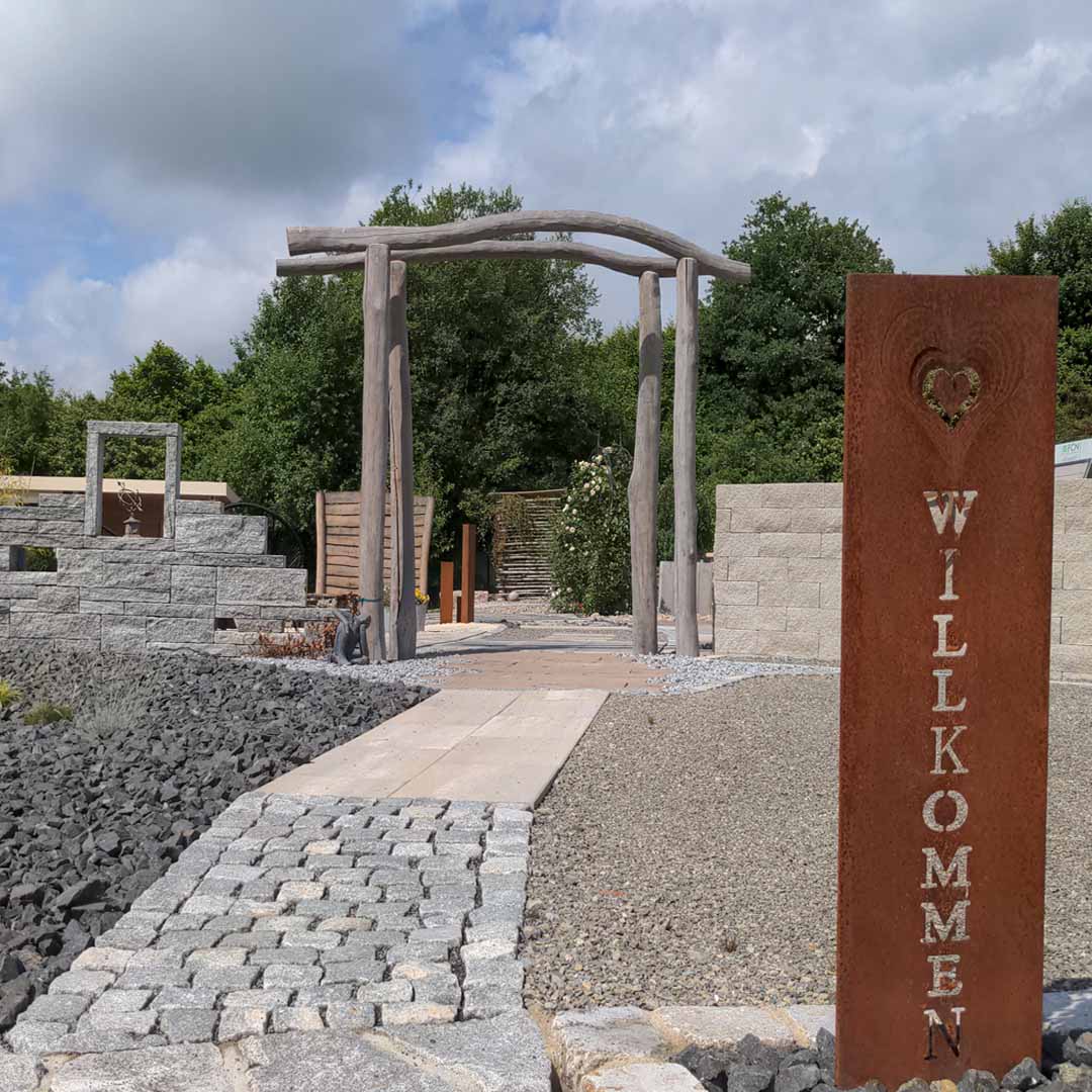 Torbogen aus einem Baumstamm | Gartenideen | Einzigartige Garteneingänge