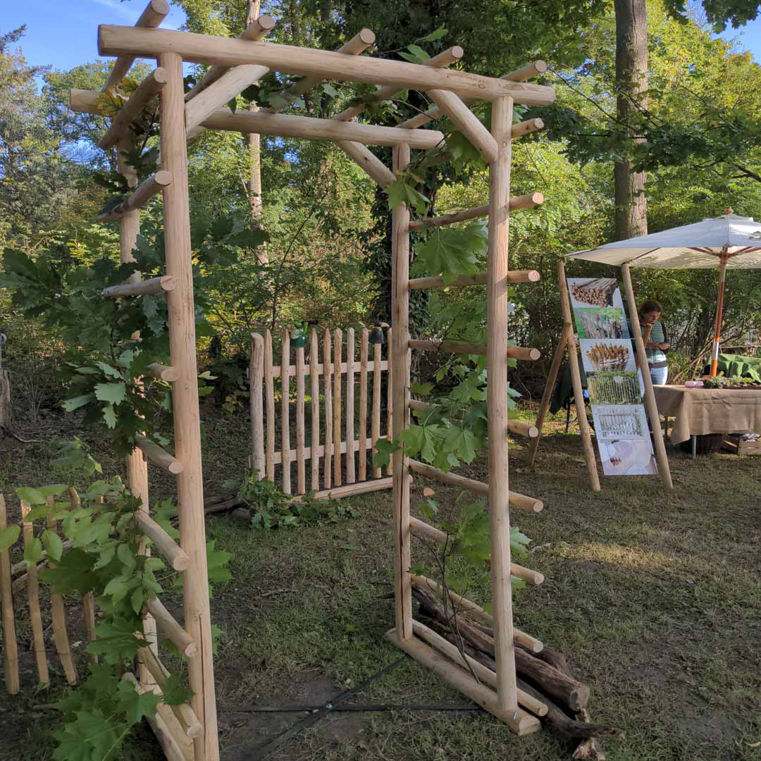 Rosenbogen aus Holz selber machen | Holzbogen Garten | Romantische Gartenakzente