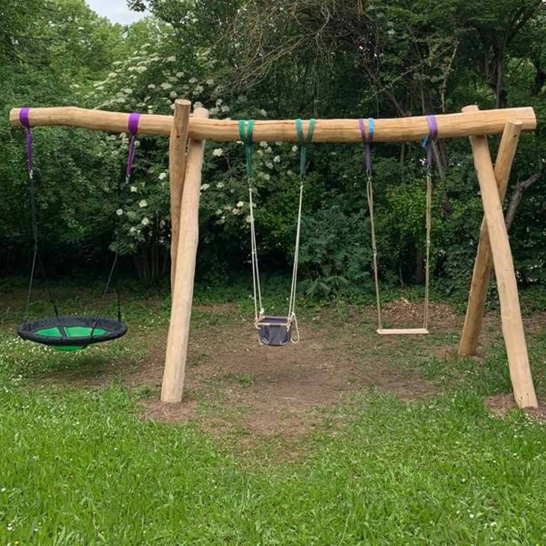 Schaukel aus Naturholz | Robinienstämme für den Garten