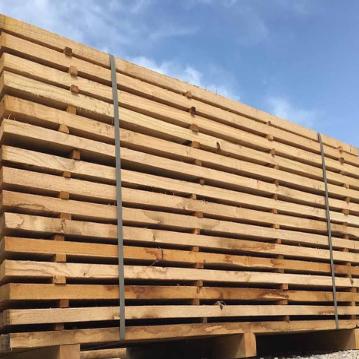 Bretter aus Kastanienholz mit Baumkante