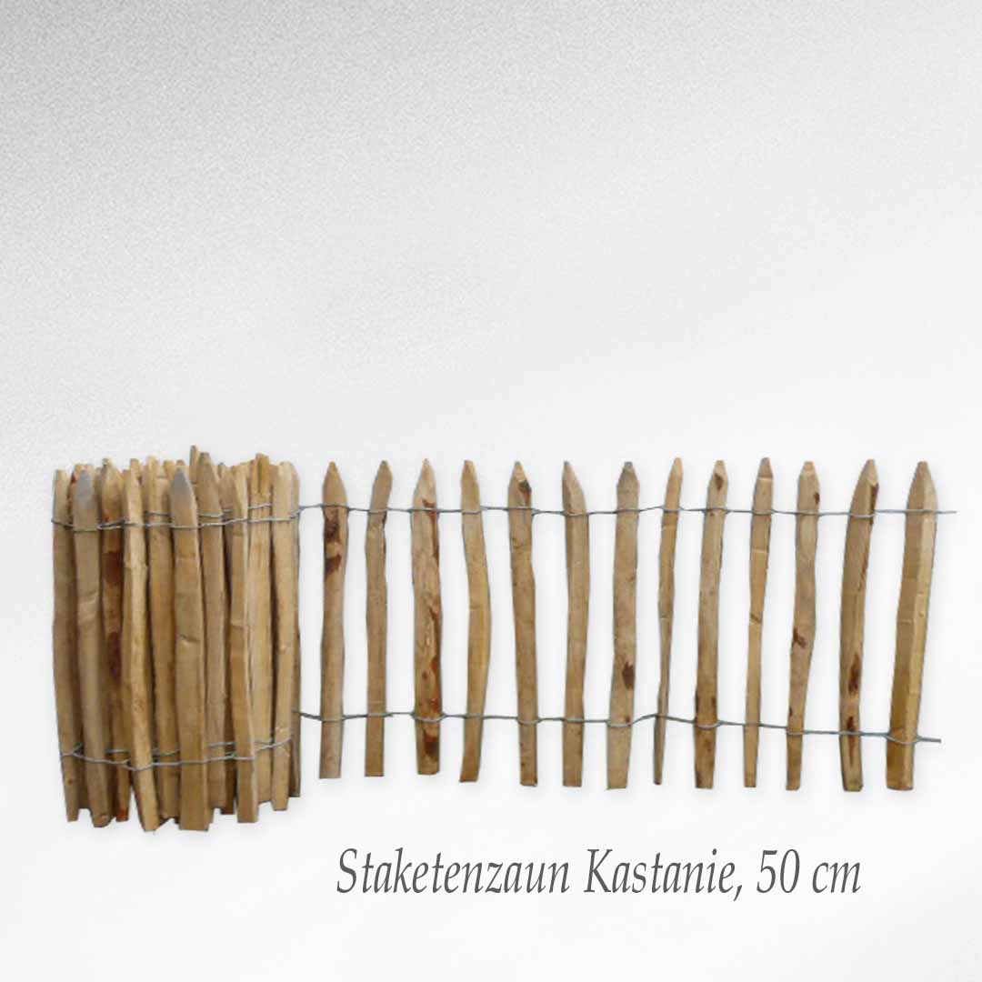 Nahaufnahme eines 50 cm hohen Staketenzauns aus Kastanie