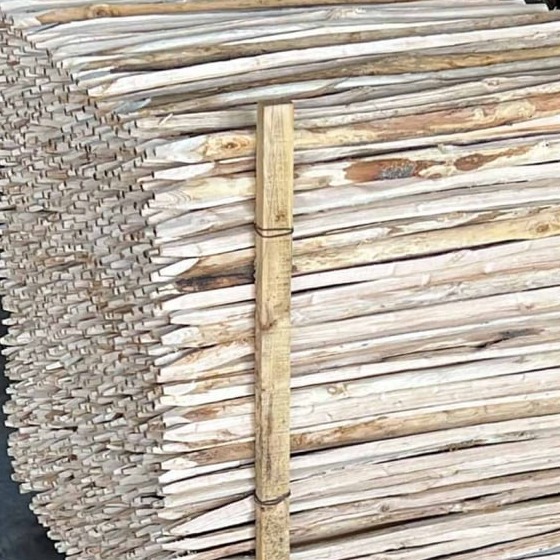 Einzelstaketen aus Kastanie für den Zaunbau