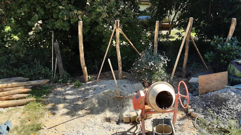 Staketenzaun mit Pfosten beim Aufbau