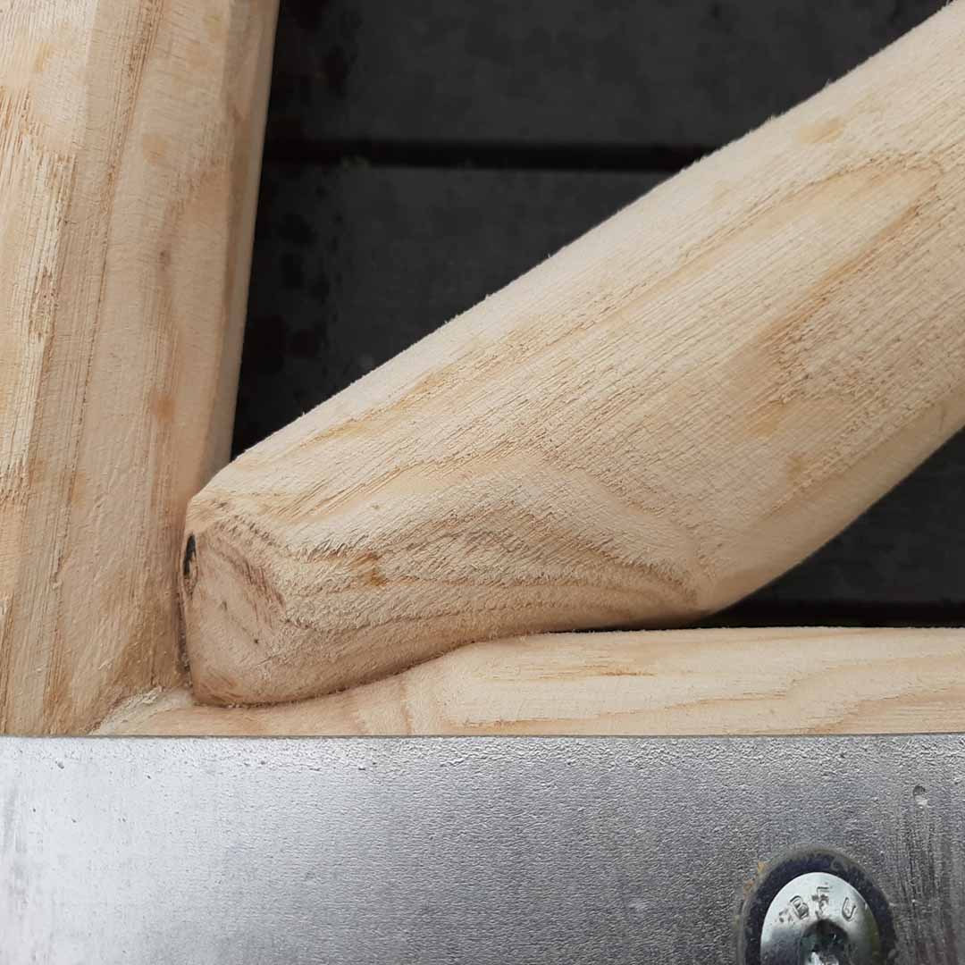 Diagonalstrebe im Staketentor Holzrahmen