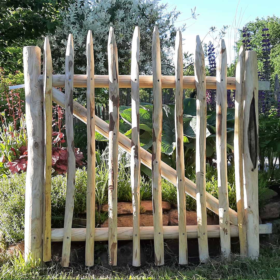 Staketen Gartentor für Ihren Staketenzaun aus natürlich gewachsenem Holz, nach Maßanfertigung gefertigt