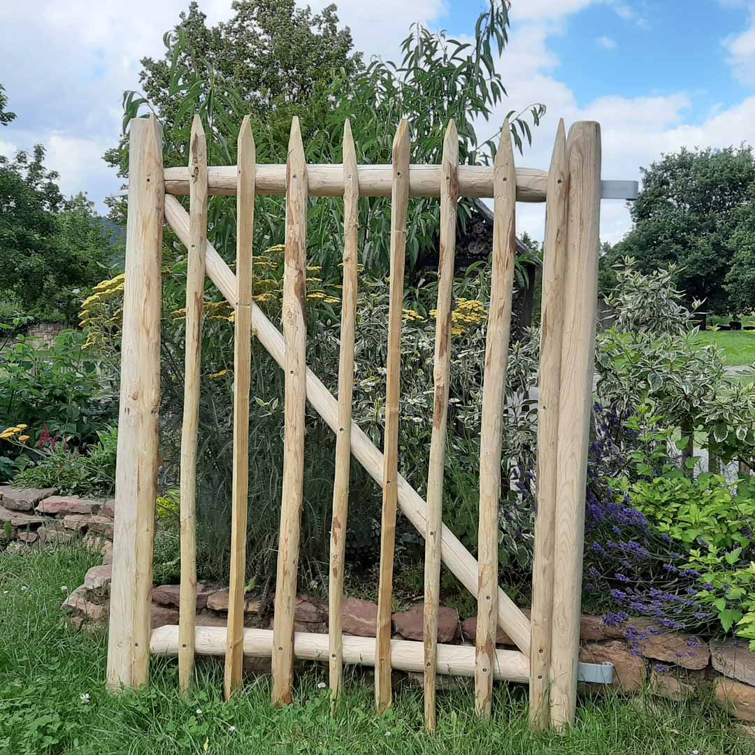 Staketenzaun mit Tor