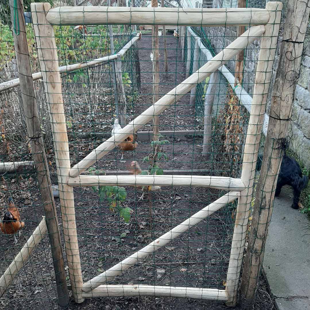 Zäune und Tore für Tierhaltung im Hühnerstall | Stalltür Naturholz