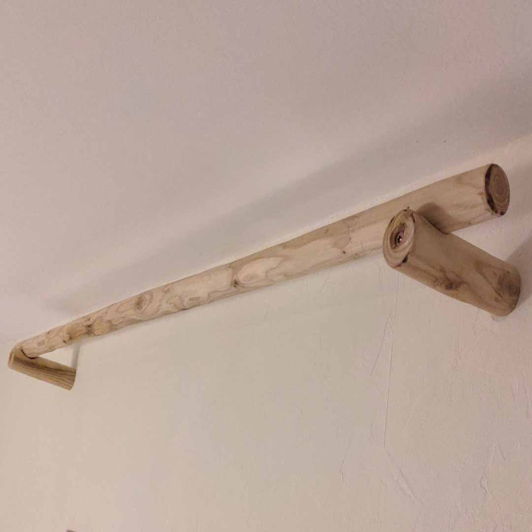 Gardinenstange aus einem Baumstamm