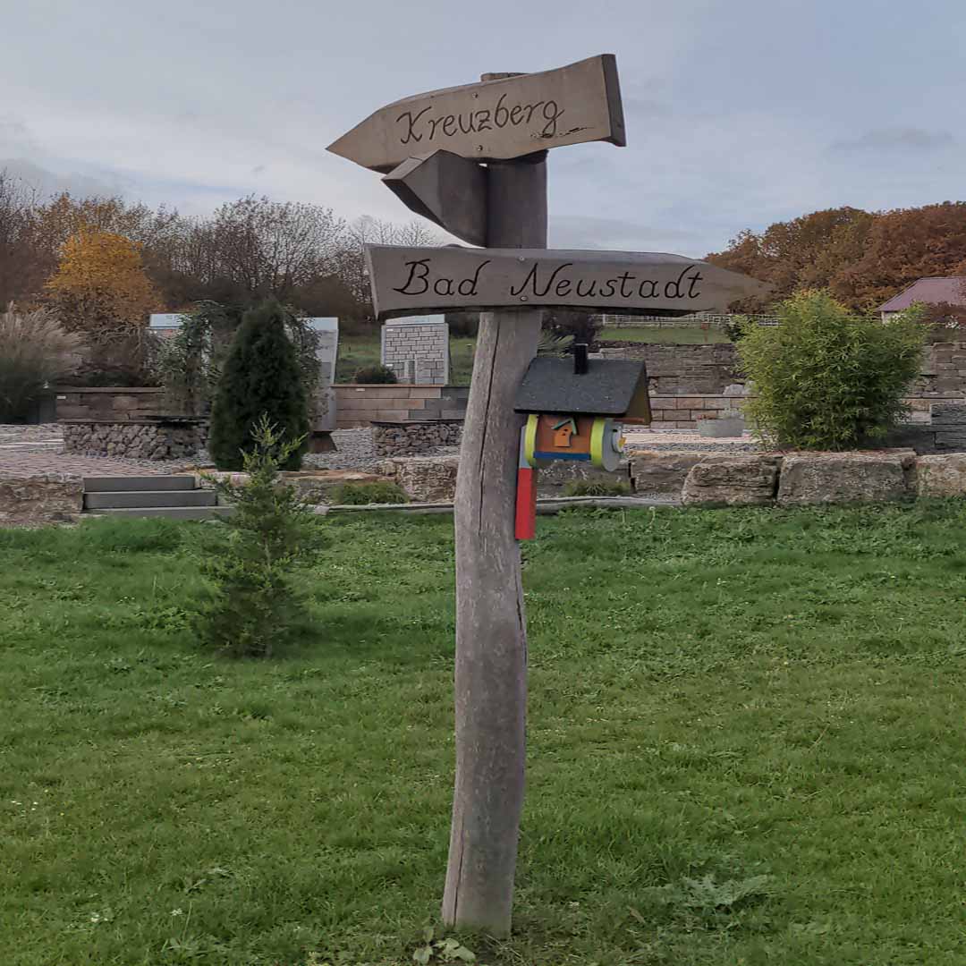 Baumstamm Wegweiser | Wegweiser Holz im Garten